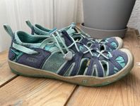 Keen sandaler strl 35/36