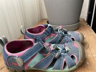 Keen sandaler strl 32/33