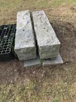2 huggna granitstolpar