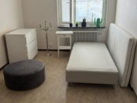 Säng, Malm-byrå, sittpuff och gratisgrejer