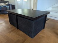 Svart soffbord med två pallar