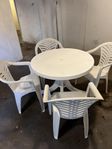 vit plast bord med fyra stolar 