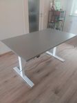 Höj & sänkbart skrivbord 140x80cm, motordriven (IKEA)