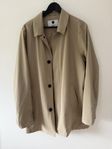 Vattentät trenchcoat från NN07 i stl L, beige.
