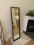 Spegel med svart ram 150x40 