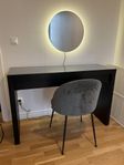 Sminkbord, spegel och stol