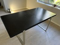 Matbord, svart med metallben