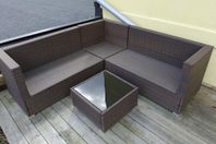 Loungesoffa och bord i konstrotting