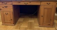 skrivbord med tillhörande glasskiva 
