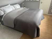 Överkast kviltat - grått