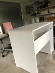 Bortskänktes skrivbord och stolar 