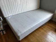 IKEA säng och madrass bortskänkes
