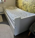 Säng, bänk med förvaring, köksmöbler