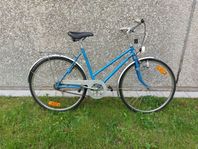 Några äldre Damcyklar till Sommarstuga,  Studenter 