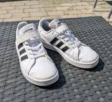 Vita Adidas Sneakers - Storlek 32
