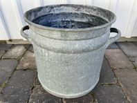 Stor och rymlig zinkhink med lock