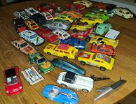 En stor samling blandade leksaksbilar 