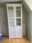 Vitt skåp med glasdörrar IKEA