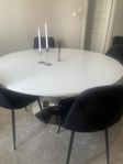 runt matbord stolar matta 