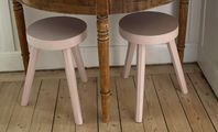 Pallar, två stycken, tre ben, retro, vintage