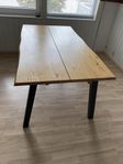 Köksbord, bäddsoffa, två soffor.