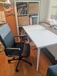 Skrivbord och skrivbordstol
