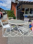 Bord med fyra stolar till trädgården 