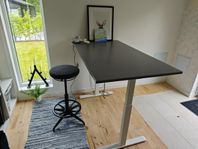 höj sänkbart skrivbord samt stol