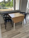 Matbord och två stolar 