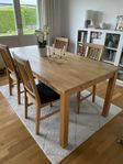 Matgrupp i massiv ek - stort bord + 4 stolar