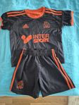 Fotbollstroja och shorts 