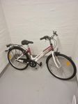 MUSTANG ROSA / VIT  3 växlad 24 tum