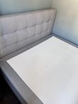 Säng med sänggavel 140cm 