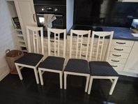Förlängningsbart bord med 4 stolar