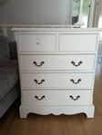 en liten vit shabby chic byrå 