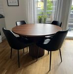 Matgrupp runt bord med 4 stolar