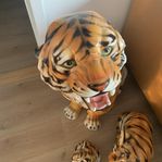 SIBIRISK TIGER, en handgjord figurin i porslin från Italien