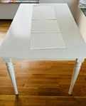 Vitt bord ,Ikea för 6 pers. (8 pers. med förlängning)