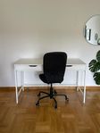 Skrivbord och skrivbordsstol