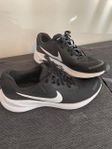 Nike Revolution löparskor, strl. 42 (Unisex), fint skick!