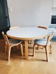Alvar Aalto / Artek: 4 stycken N65 barnstolar och runt bord