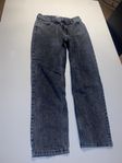 mörk gråa loose fit jeans 