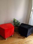 Två puffar i sammet – röd & svart