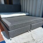 komplett kontentinalsäng 180x210 med gavel i toppen skick