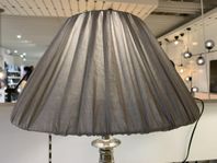 Lampskärmar 2 st plisserade i varmgrå färg