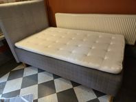Säng 120cm Skotterud med gavel.  transport 