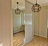 Garderob med skjutdörrar och inredning