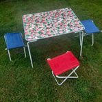 Äldre Campingbord och Stolar i Metall - Ihopfällbart.