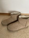 Brown snow boots (uggies)