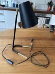 Bordslampa i svart och mässing